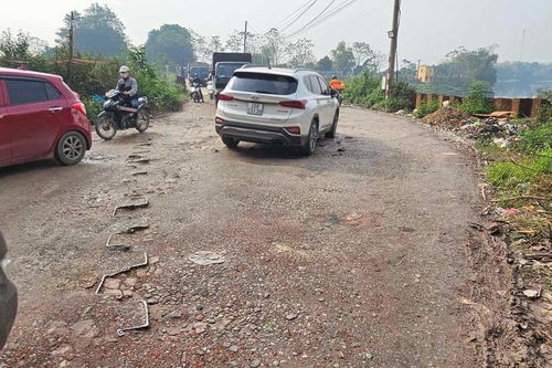 Dân sợ hãi đi qua cầu tạm xuống cấp lòi trơ khung thép ở Bắc Ninh