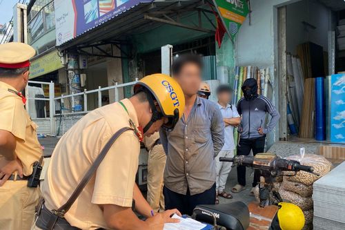 Bị CSGT TP.HCM lập biên bản, nhiều tài xế bỏ xe cũ nát