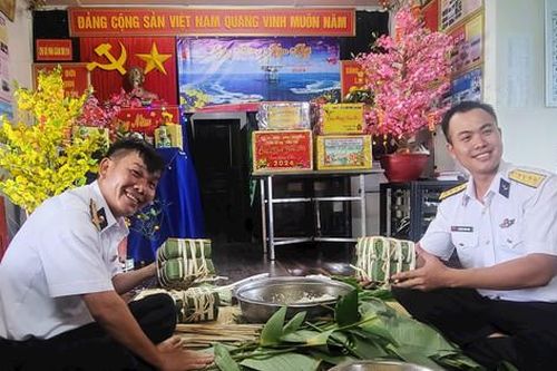 Tàu Trường Sa mang Tết ra nhà giàn DK1