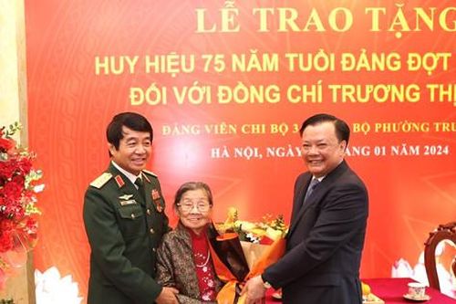 Bí thư Thành ủy Đinh Tiến Dũng trao Huy hiệu 75 năm tuổi Đảng tặng đồng chí Trương Thị Hồng