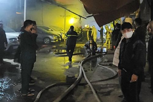 Cảnh sát căng mình chữa cháy bãi xe ô tô giữa đêm