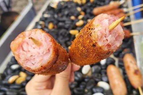 Lạp xưởng nướng đá có gì 'hot' mà khiến giới trẻ săn lùng?