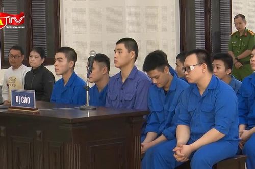 Nhóm thanh thiếu niên mang hung khí đi giải quyết mâu thuẫn nhưng... chém nhầm người
