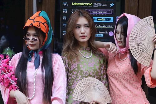 Nhiều 'nàng thơ' xúng xính áo dài xuống phố chụp ảnh Tết
