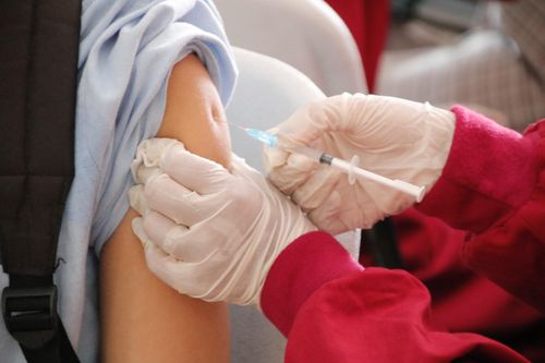 Người lớn có cần tiêm vaccine uốn ván?
