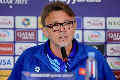 HLV Troussier gặp ám ảnh với Indonesia