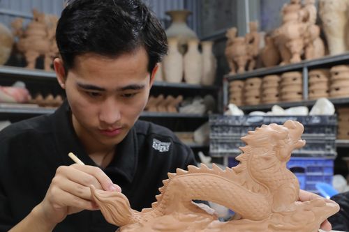 Gốm Bát Tràng mang rồng đón Tết