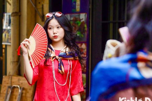 Giới trẻ xuống phố chụp ảnh áo dài những ngày cận Tết
