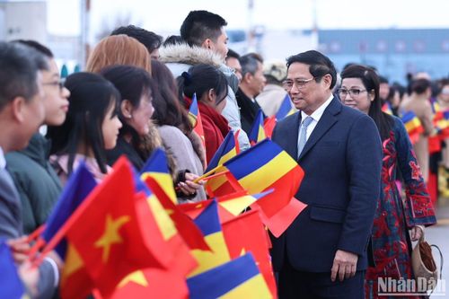 Thủ tướng Phạm Minh Chính và Phu nhân tới Bucharest bắt đầu thăm chính thức Romania