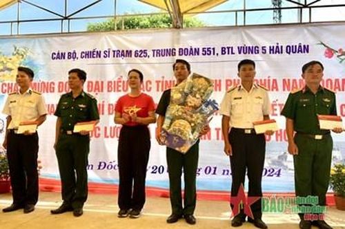 Bộ tư lệnh Vùng 5 Hải quân mang quà Tết đến đảo Hòn Đốc