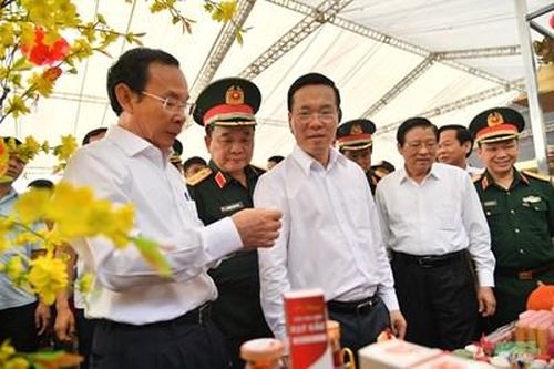 Chủ tịch nước Võ Văn Thưởng thăm, chúc Tết cán bộ, chiến sĩ Đồn Biên phòng Cửa khẩu quốc tế Hà Tiên