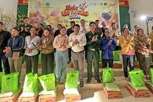 Trao 250 suất quà tặng người dân vùng biên giới tỉnh Đắk Nông