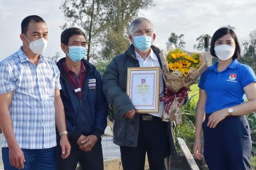Tiền hưu dành dụm làm cầu cho dân