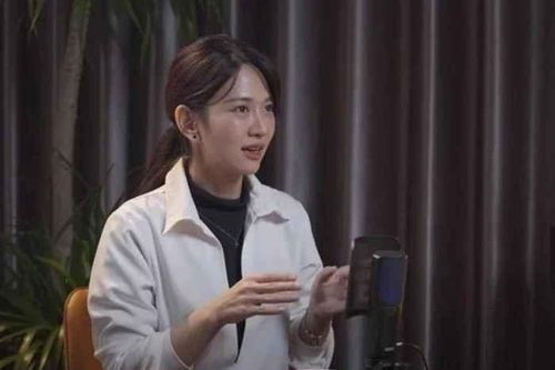 Làm MC chương trình 30 Tết, Lê Bống bị cắt sóng vì điều này
