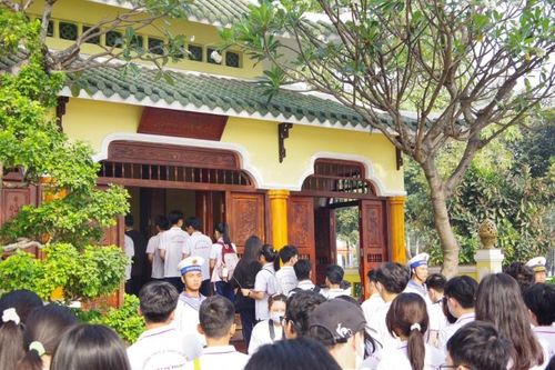 Học sinh THCS - THPT Bác Ái tham quan, tìm hiểu truyền thống 'Đoàn tàu không số'
