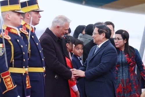 Thủ tướng Phạm Minh Chính tới thủ đô Bucharest, bắt đầu thăm chính thức Romania
