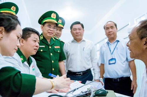 300 người nghèo khu vực biên giới Hà Tiên được khám bệnh, cấp phát thuốc miễn phí