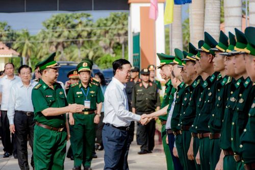 Chủ tịch nước Võ Văn Thưởng thăm, chúc Tết cán bộ, chiến sĩ Đồn Biên phòng cửa khẩu quốc tế Hà Tiên
