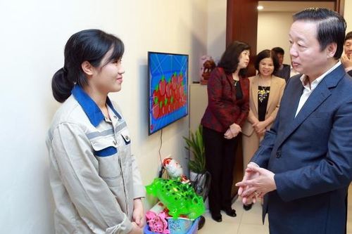 Nụ cười của công nhân trẻ trong căn hộ ấm cúng cho thấy chính sách đã thực sự đến với người lao động