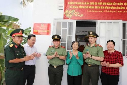 Thiếu tướng Đinh Văn Nơi trao nhà và tặng quà Tết cho người dân hoàn cảnh khó khăn tại Cần Thơ