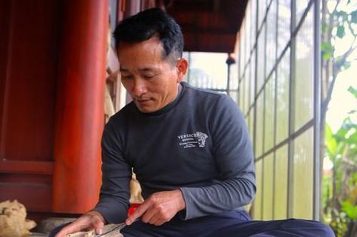 Kỳ công nghề đục ruột cây tìm 'vàng' ở thủ phủ trầm hương