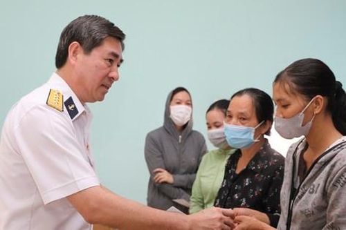 Báo Tiền Phong cùng mạnh thường quân mang Xuân về Phú Mỹ