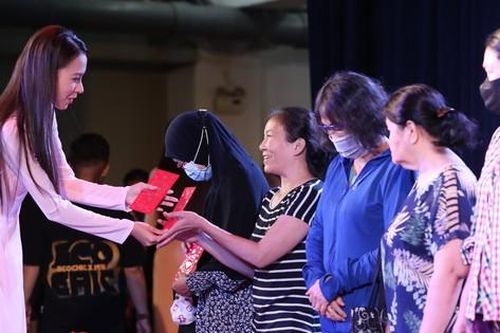 Mặt trận Tổ quốc TPHCM cùng các hoa, á hậu gửi quà Tết tặng đồng bào dân tộc thiểu số
