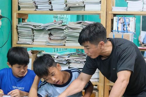 Chuyện 'thầy giáo' đặc biệt: Ngày làm công nhân, tối đứng lớp