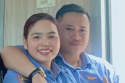 Cặp đôi tiếp viên thoáng nhìn nhau rời ga trên chuyến tàu ngược chiều
