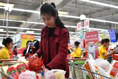 Tránh đợt rét sắp ập đến, dân Hà Nội sắm Tết sớm