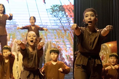 Học sinh diễn kịch lịch sử bằng Tiếng Anh