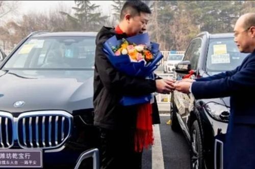 Cuối năm công ty thưởng Tết, nhân viên nhận siêu xe, 'ẵm' tỷ đồng tiền mặt