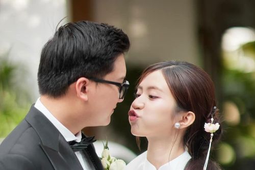 Biểu cảm đáng yêu của diễn viên Ngọc Huyền và chồng kém tuổi trong lễ cưới
