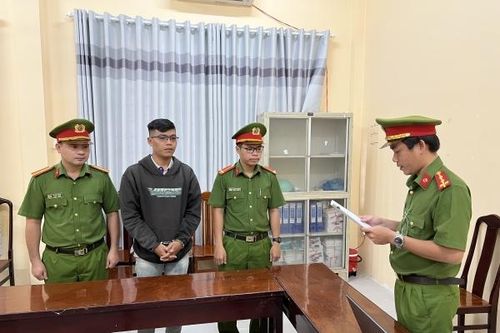 Tống đạt Quyết định khởi tố nam hướng dẫn viên du lịch 'hiếp dâm' người dưới 18 tuổi