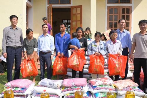 Mang Tết ấm đến với đồng bào Đan Lai ở Thạch Ngàn (Con Cuông)