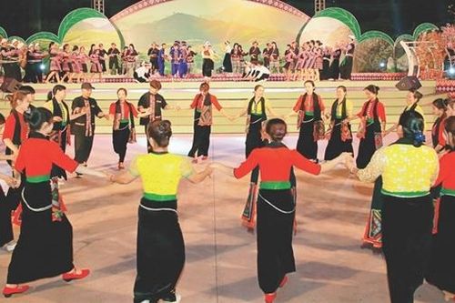 Xòe Thái rộn rã trời Xuân