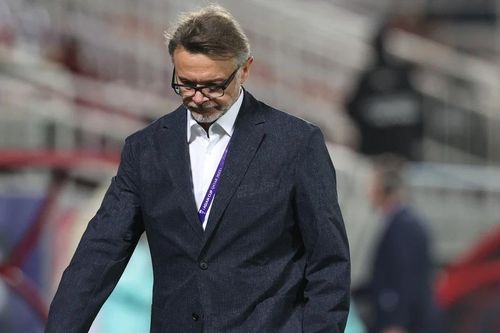 HLV Philippe Troussier động viên toàn đội sau thất bại trước Indonesia