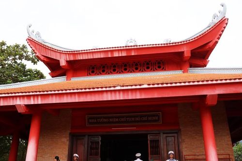 Thăm Nhà Tưởng niệm Chủ tịch Hồ Chí Minh ở trung tâm đảo Trường Sa