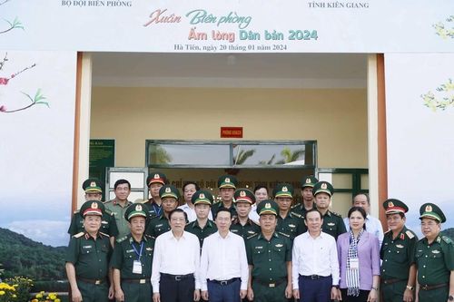 Chủ tịch nước thăm, chúc Tết quân và dân khu vực Cửa khẩu Quốc tế Hà Tiên