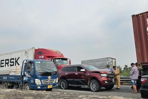 Liên tiếp xảy ra 2 vụ tai nạn, cao tốc TP Hồ Chí Minh-Trung Lương ùn tắc kéo dài