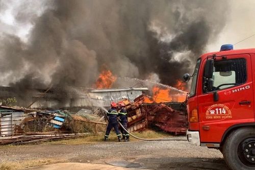 Cháy lớn tại một công ty sản xuất nệm mút ở Bình Dương
