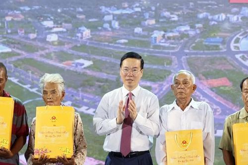 Chủ tịch nước dự giao lưu nghệ thuật 'Xuân Biên phòng ấm lòng dân bản'
