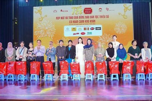 Tặng quà Tết cho đồng bào dân tộc thiểu số có hoàn cảnh khó khăn
