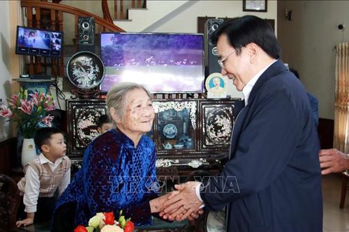 Trao quà Tết cho công nhân lao động, hộ nghèo tỉnh Nam Định