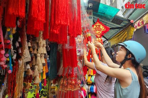 TP Hồ Chí Minh: Phố bán đồ trang trí Tết nhộn nhịp dịp cuối năm