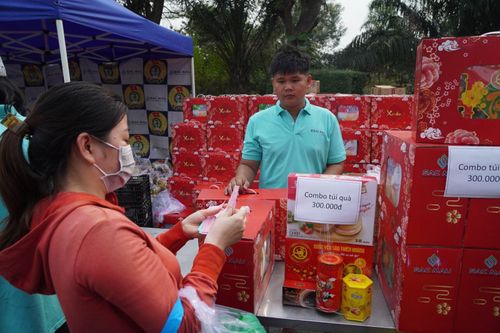 Gần 3.000 công nhân tham gia Phiên chợ nghĩa tình tại TP Hồ Chí Minh