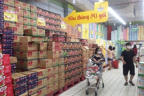 Hàng Tết dồi dào, chỉ chờ người mua