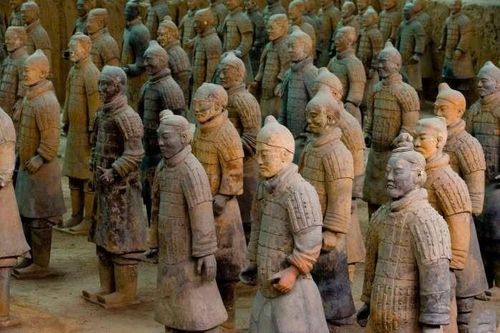 Tại sao binh mã đất nung trong lăng Tần Thủy Hoàng không một ai đội mũ giáp sắt?
