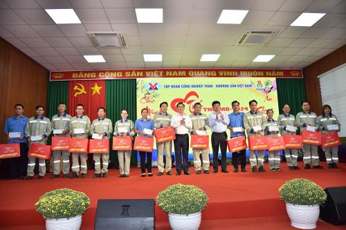'Tết thợ mỏ' vùng Tây Nguyên: Mang Tết ấm đến gia đình người lao động