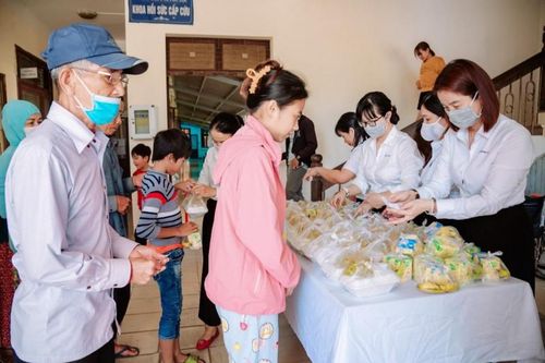 PC Thừa Thiên Huế: Ấm áp chương trình 'Bữa cơm yêu thương'